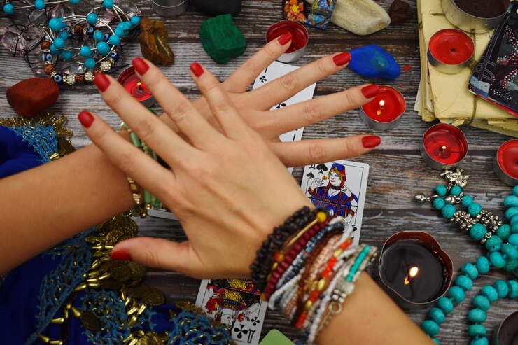 Foto la mujer es una profeta psíquica una psíquica con cartas del tarot adivinando el futuro predicción del destino