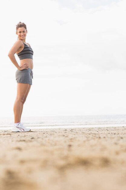 Mujer esbelta atractiva posando en la playa