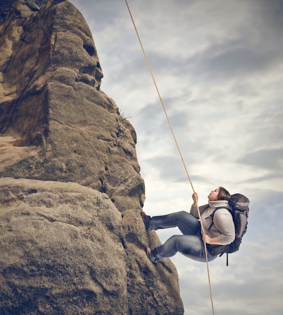 Mujer escalando en una montaña