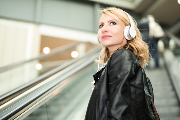 Mujer en la escalera mecánica