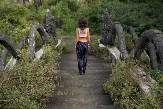 Mujer en escaleras de piedra balinesa