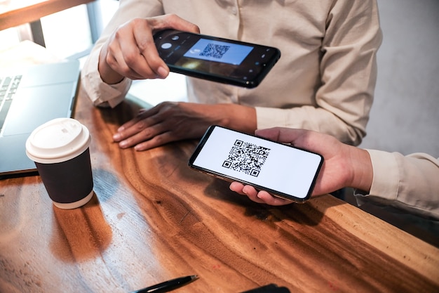 Mujer escaneando código QR compras en línea concepto de tecnología sin efectivo.