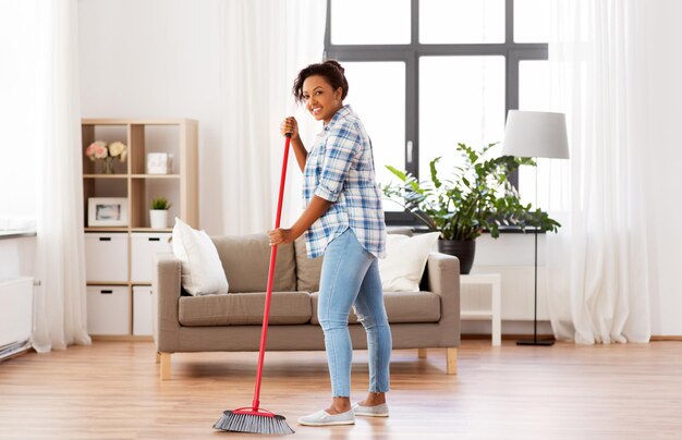 Foto mujer con escoba de barrer cepillo limpiando el suelo