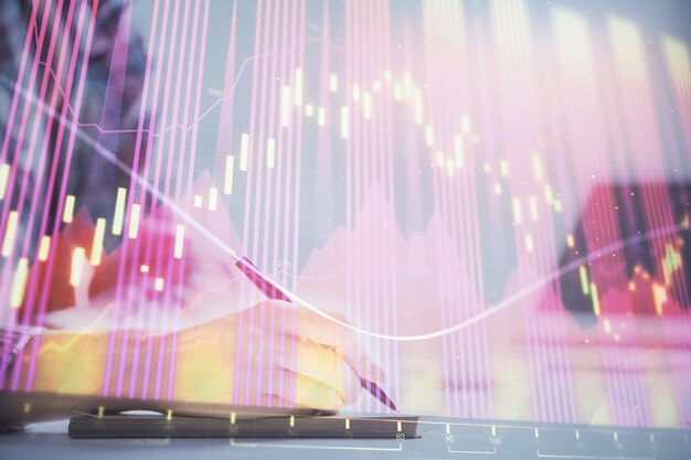 Una mujer escribe información sobre el mercado de valores en el bloc de notas Hologramas de gráficos Forex delante Concepto de investigación Doble exposición