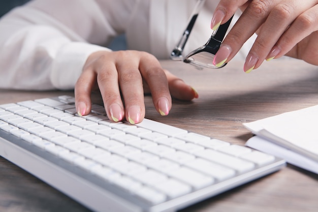 Mujer escribe en el teclado