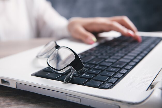 Mujer escribe en el teclado