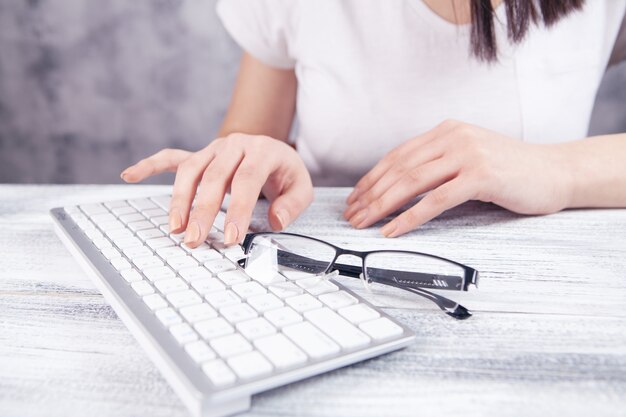 Mujer escribe en el teclado