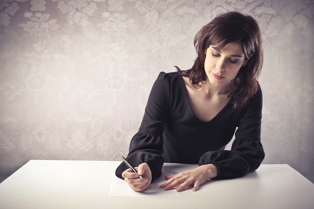 Mujer escribiendo algo