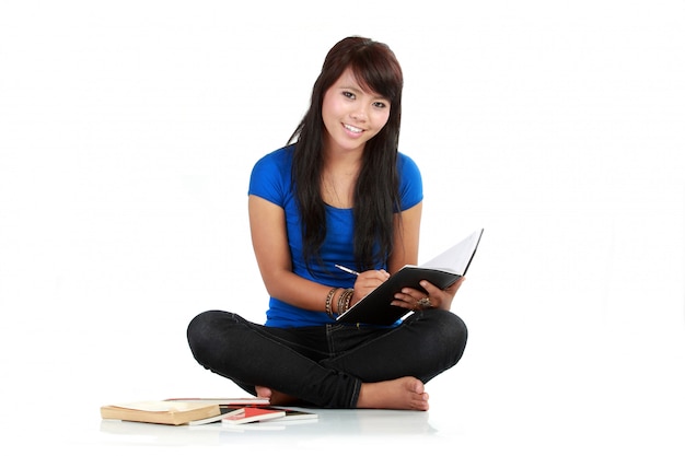 Foto mujer escribiendo en el bloc de notas