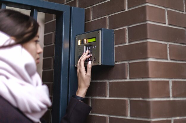 Foto mujer escribiendo botones de la máquina biométrica en la pared