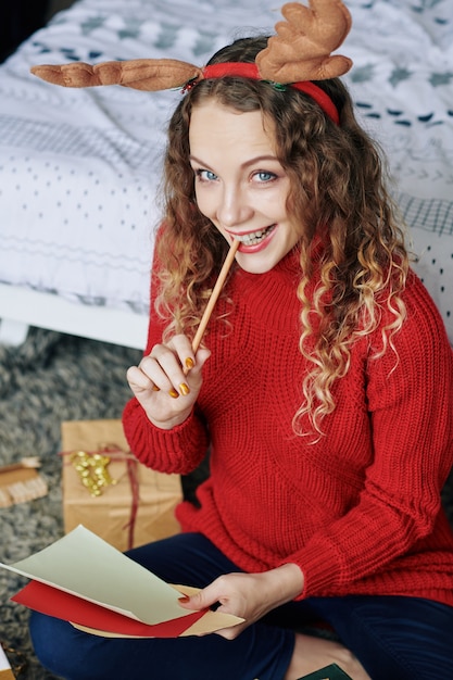 Mujer escribiendo carta con deseos de Navidad