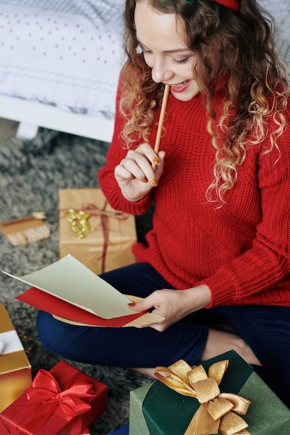 Mujer escribiendo carta para Papá Noel