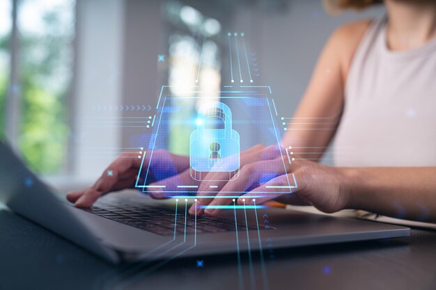 Foto mujer escribiendo en la computadora portátil en el lugar de trabajo de la oficina en segundo plano concepto de proceso de trabajo navegación por internet educación empresarial en línea estudiante enviar correo electrónico vista de cerca iconos de candado