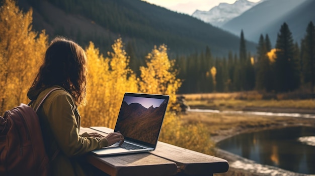 Una mujer escribiendo en una computadora portátil durante la temporada de otoño