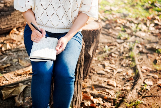 Mujer escribiendo concepto de relajación del parque ambiental