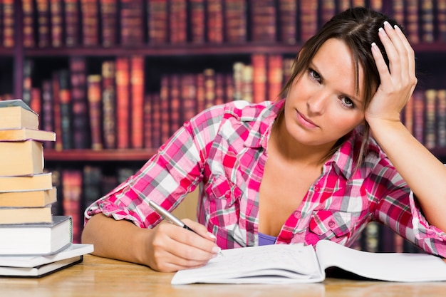 Mujer escribiendo en el cuaderno