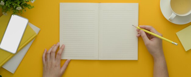 Mujer escribiendo en un cuaderno