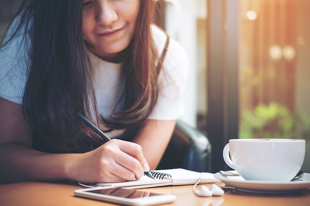 mujer escribiendo en un cuaderno