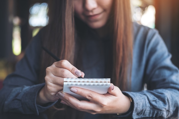 Mujer escribiendo en el cuaderno