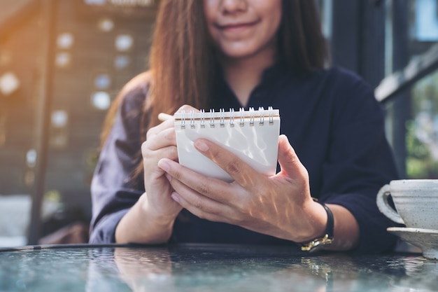 mujer escribiendo en el cuaderno