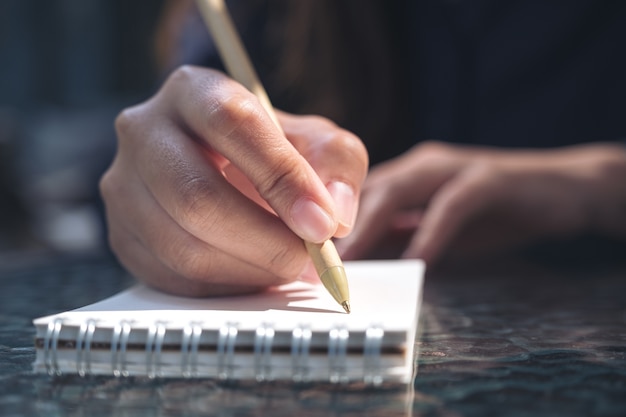 mujer escribiendo en el cuaderno