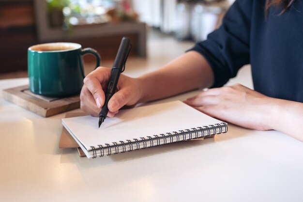 Una mujer escribiendo en un cuaderno