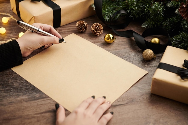 Mujer escribiendo deseos de Navidad