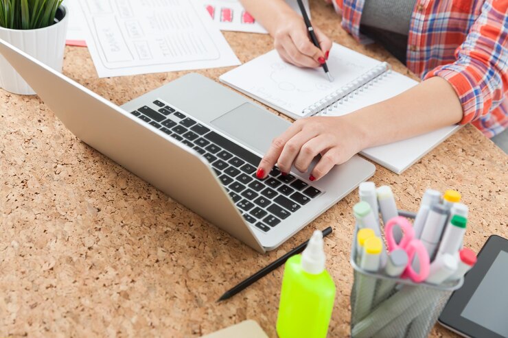 Foto mujer escribiendo y escribiendo