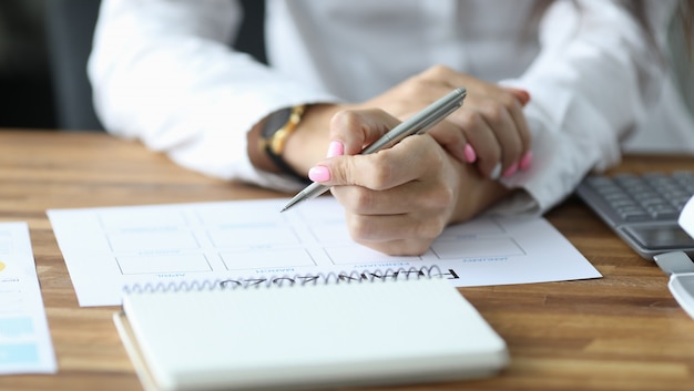 Mujer escribiendo en horario