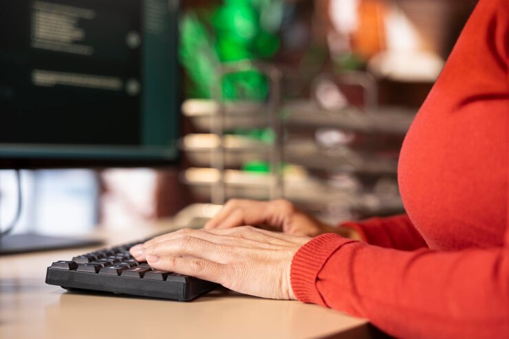 Foto mujer escribiendo instrucciones en un sistema de chat impulsado por ia en su computadora