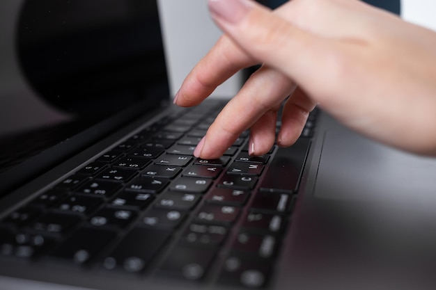 Mujer escribiendo en el oficinista de teclado portátil