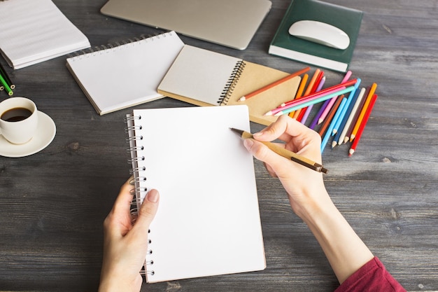 Mujer escribiendo en organizador