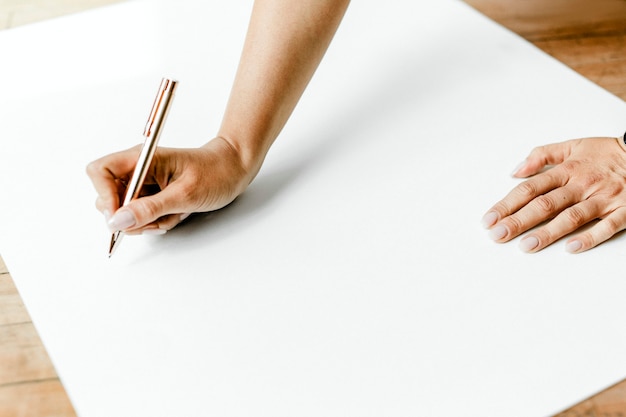 Foto mujer escribiendo en un papel de carta