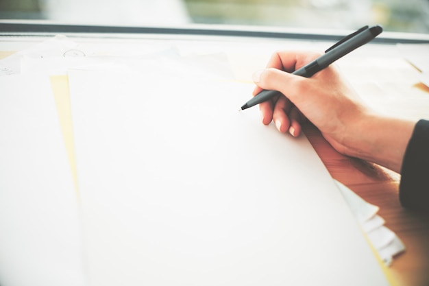 Mujer escribiendo en papel vacío