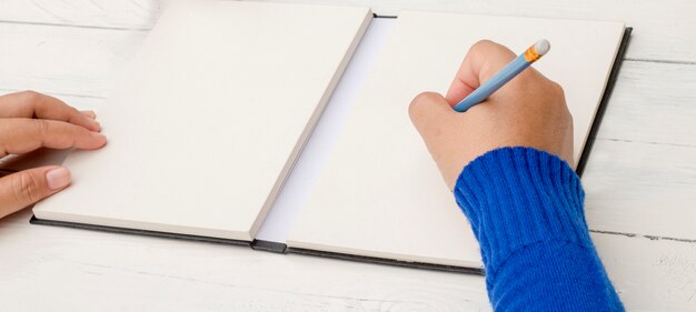 Foto mujer escribiendo en papel