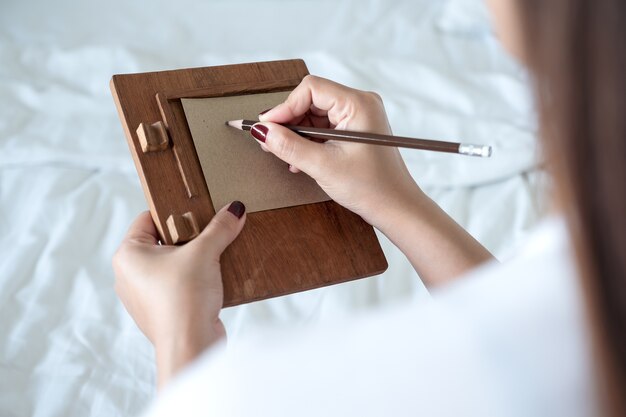 mujer escribiendo en un papel