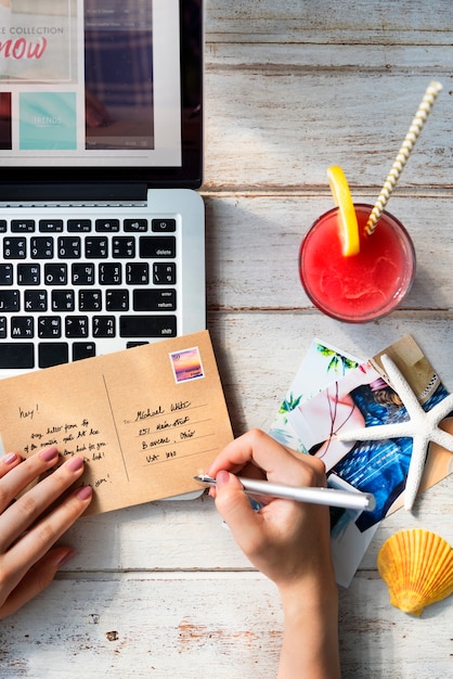 Foto mujer escribiendo una postal