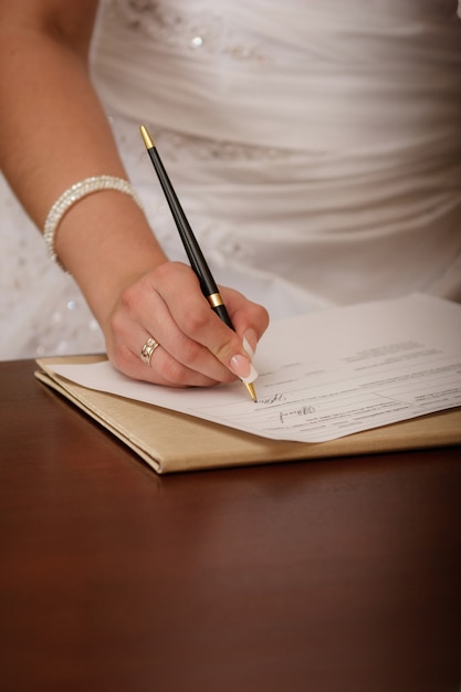 Mujer escribiendo en su agenda