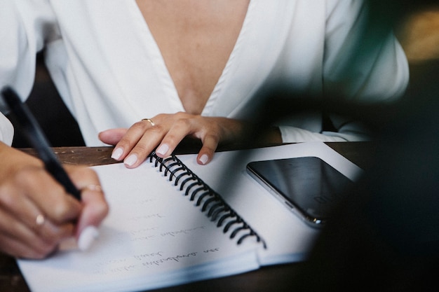 Mujer escribiendo en su cuaderno