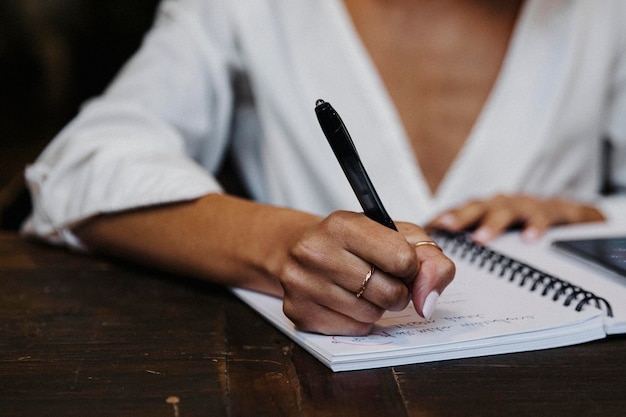 Mujer escribiendo en su cuaderno