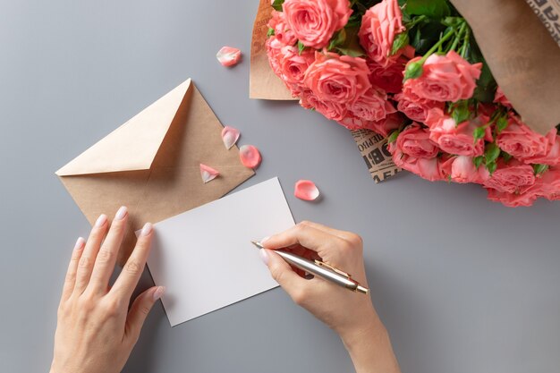 Mujer escribiendo tarjeta de felicitación