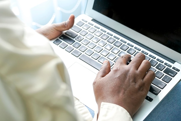 Mujer escribiendo en el teclado clsoeup