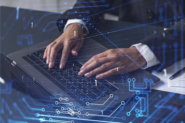 Mujer escribiendo el teclado para crear software innovador para cambiar el mundo y brindar un servicio completamente nuevo Primer plano Gráficos tecnológicos de holograma Concepto de equipo de desarrollo Ropa formal