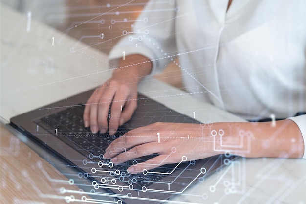 Mujer escribiendo el teclado para crear software innovador para cambiar el mundo y brindar un servicio completamente nuevo Primer plano Gráficos tecnológicos de holograma Concepto de equipo de desarrollo Ropa formal