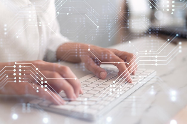 Mujer escribiendo el teclado para crear software innovador para cambiar el mundo y brindar un servicio completamente nuevo Primer plano Gráficos tecnológicos de holograma Concepto de equipo de desarrollo Ropa formal