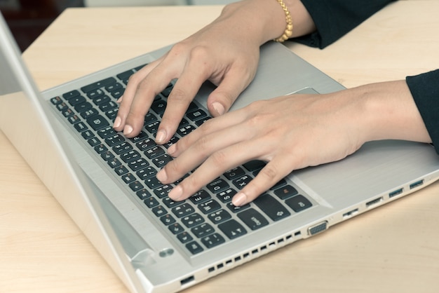 mujer escribiendo teclado en mesa en la oficina