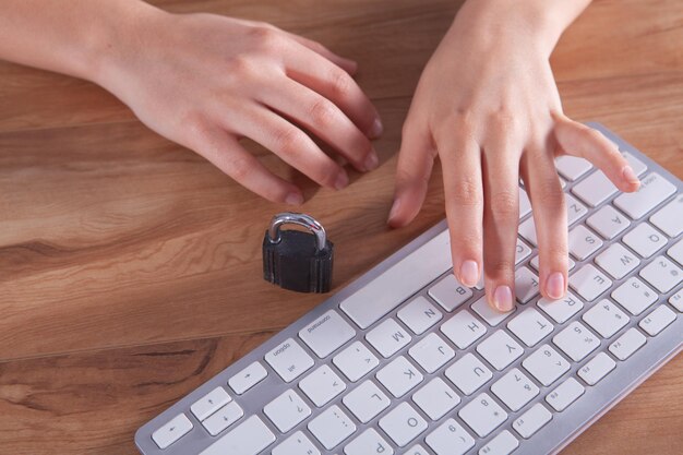 Mujer escribiendo en el teclado en el que está la cerradura