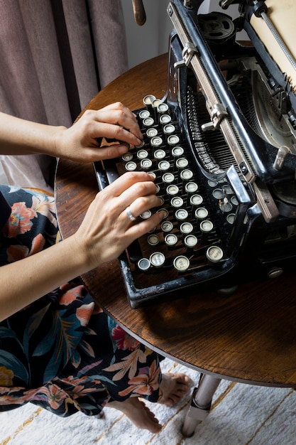 Mujer escribiendo en una vieja máquina de escribir