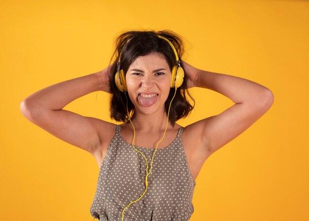 Mujer escucha música en auriculares