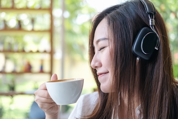 mujer escucha música y huele a café